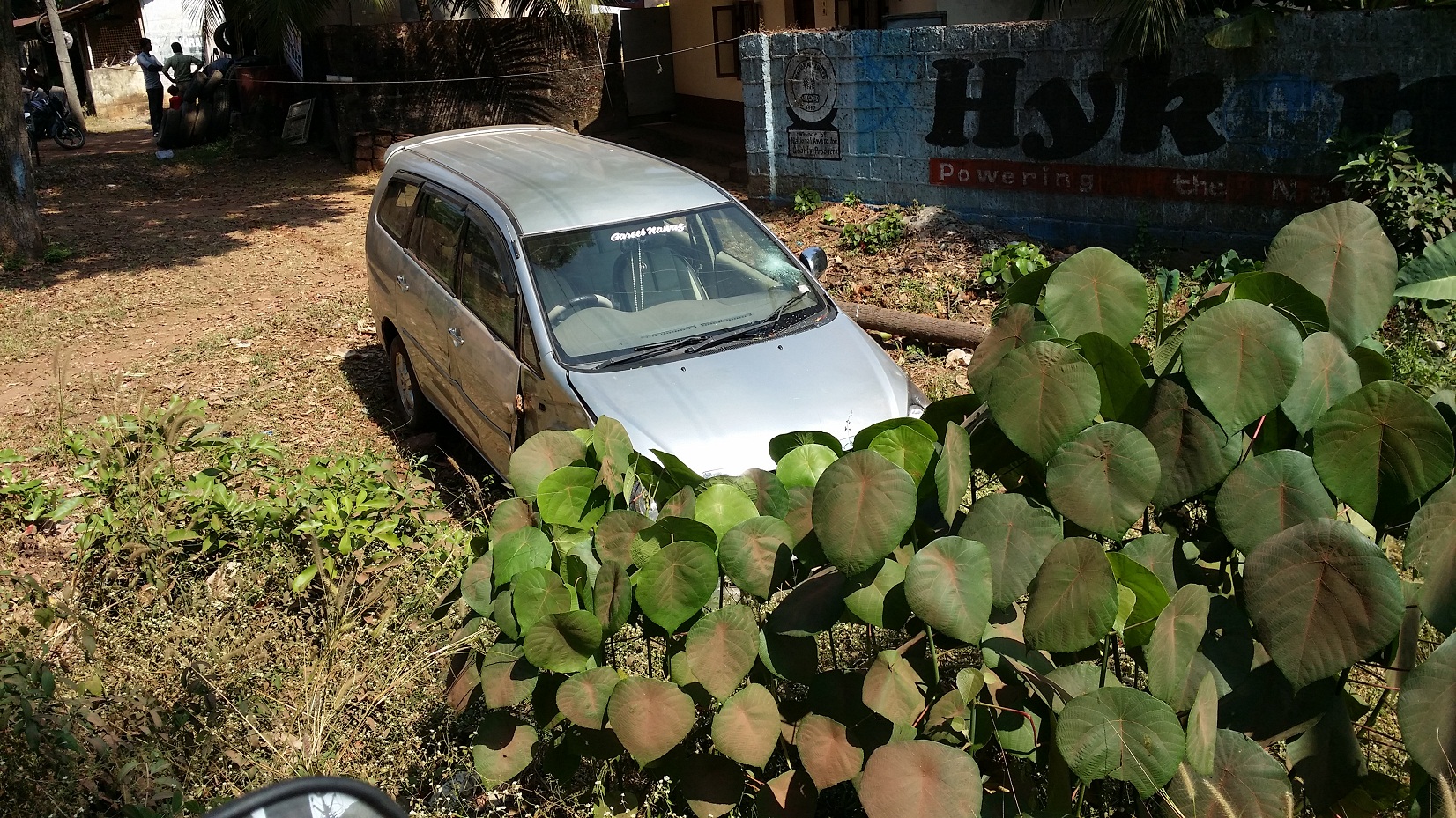 ಮಂಜೇಶ್ವರ : ಕಾರು-ಆಕ್ಟೀವಾ ಢಿಕ್ಕಿ ; ಓರ್ವನಿಗೆ ಗಾಯ